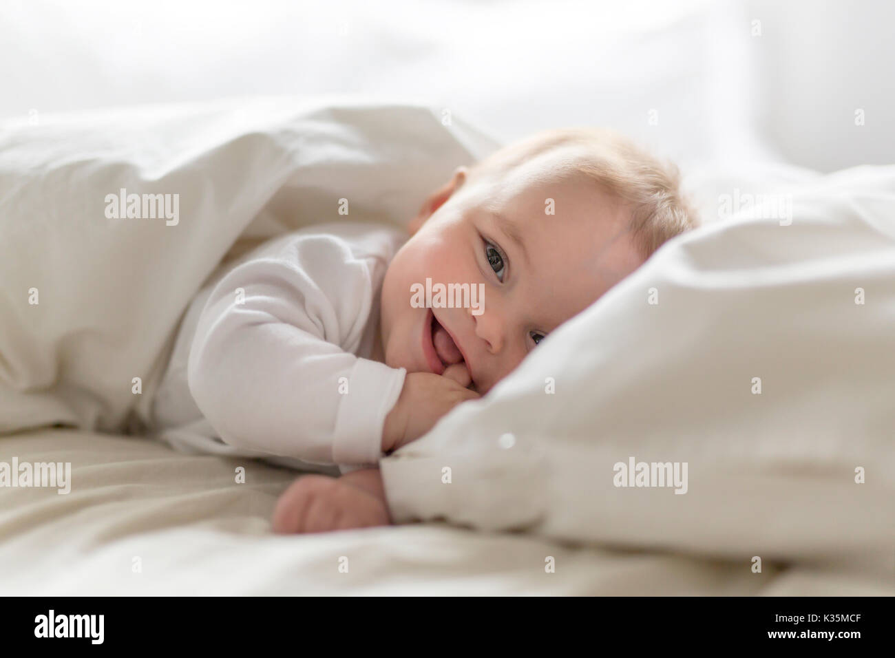Heureux Mignon Bebe Fille De 7 Mois Dans Le Mensonge Et A L Erytheme Fessier Photo Stock Alamy Heureux Mignon Bebe Fille De 7 Mois Dans Le Mensonge Et A L Erytheme Fessier Photo Stock Alamy