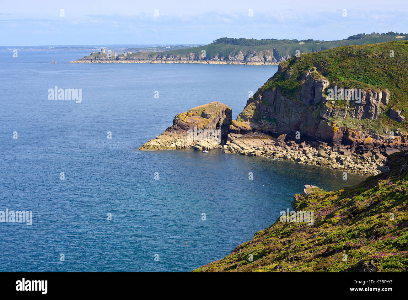 La côte rocheuse du Cap Fréhel, une péninsule en Côtes-d'Armor de la Bretagne, dans le nord-ouest de la France Banque D'Images