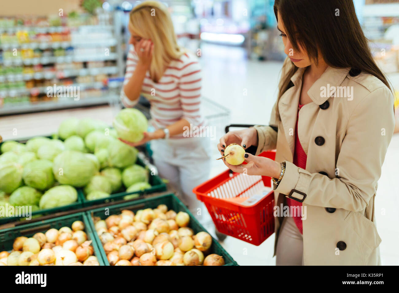 Belles femmes shopping fruits et légumes Banque D'Images