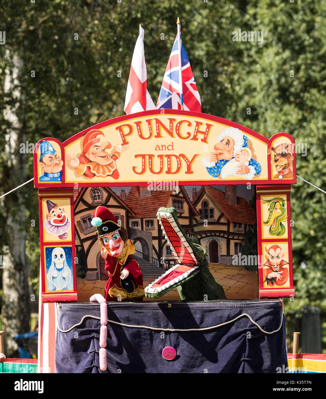 Un traditionnel Punch and Judy show par David Wilde dans un parc anglais à l'été à Brentwood, Essex avec les Mr Punch, crocodile et saucisses Banque D'Images