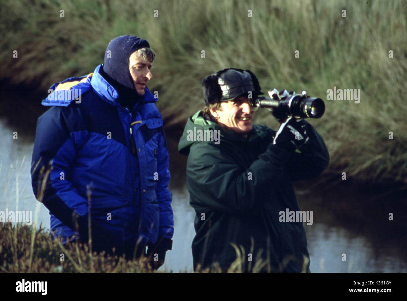 Le grand homme de la photographie IAN WILSON, directeur DAVID LELAND avec viseur Date : 1991 Banque D'Images