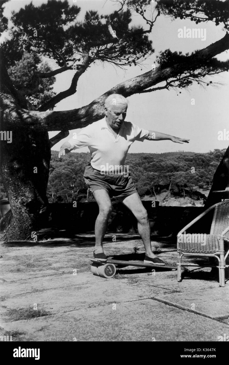 CHARLIE : LA VIE ET L'ART DE CHARLES CHAPLIN CHARLES CHAPLIN DANS LE SUD DE LA FRANCE, 1956 CHARLIE : LA VIE ET L'ART DE CHARLES CHAPLIN CHARLES CHAPLIN DANS LE SUD DE LA FRANCE, 1956 date : 2003 Banque D'Images