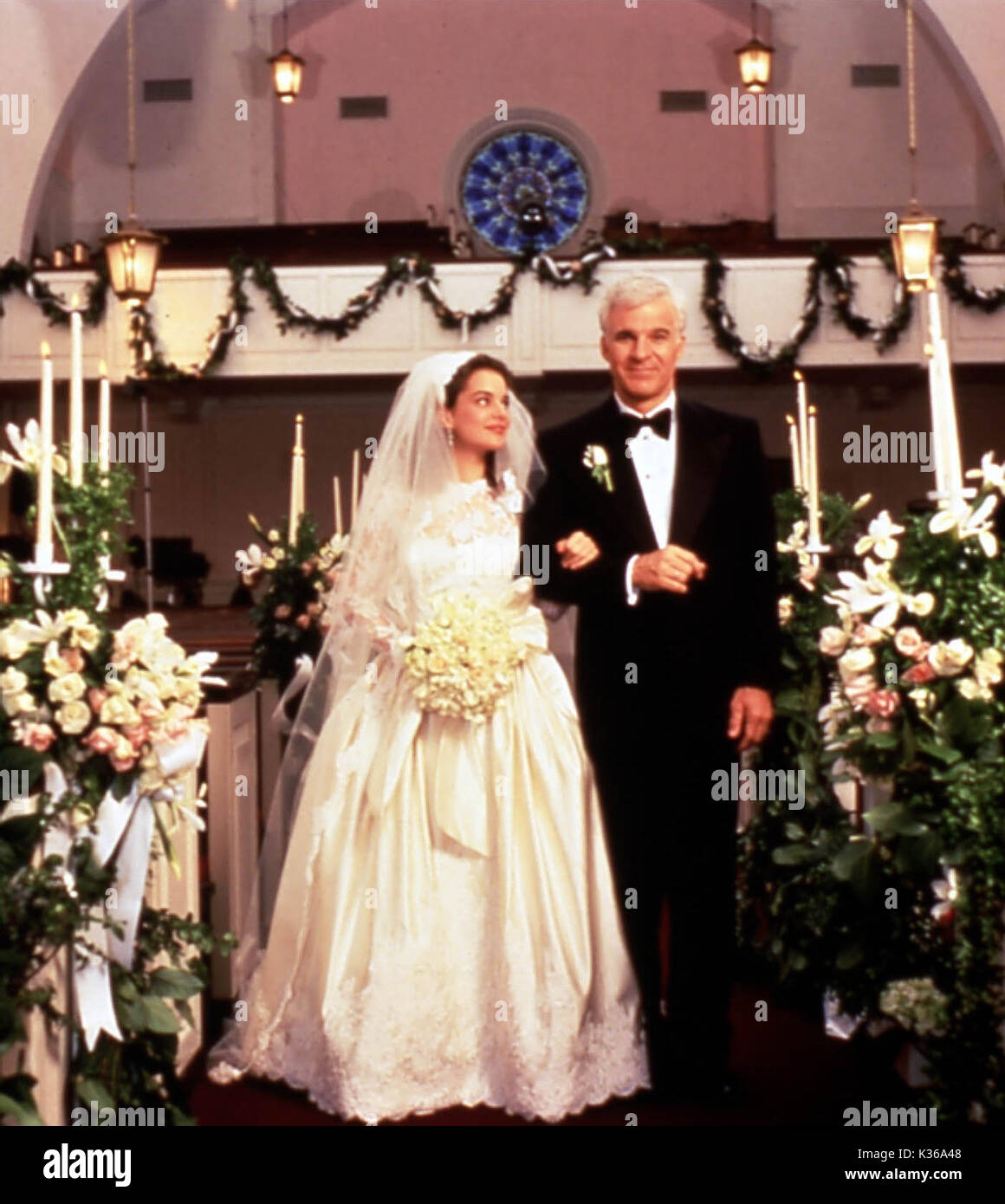 Le père de la mariée, KIMBERLEY WILLIAMS STEVE MARTIN MARIAGE MARCHE DANS L'ALLÉE Date : 1991 Banque D'Images