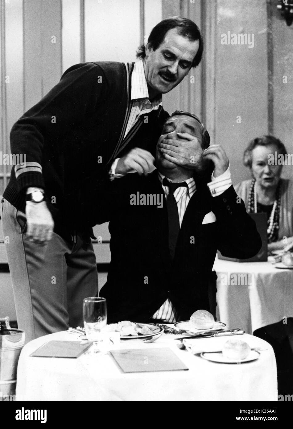 BASIL FAWLTY TOWERS FAWLTY avec comme invité M. HUTCHINSON [BERNARD CRIBBINS] Banque D'Images