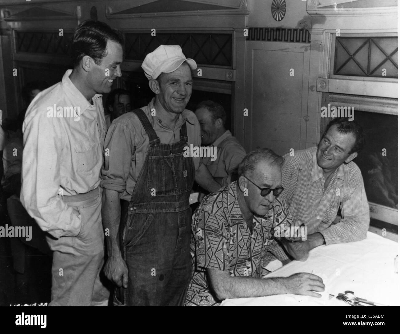 SANTA FE GRIS TOM INGÉNIEUR ATTEND LE SIGNAL DU RÉALISATEUR JOHN FORD POUR DÉMARRER LE TRAIN À PRENDRE À L'ÉQUIPAGE D'ARIZONA pour commencer à filmer TANDIS QUE FORT APACHE HENRY FONDA ET JOHN WAYNE. FORT APACHE a été publié en 1948. Banque D'Images