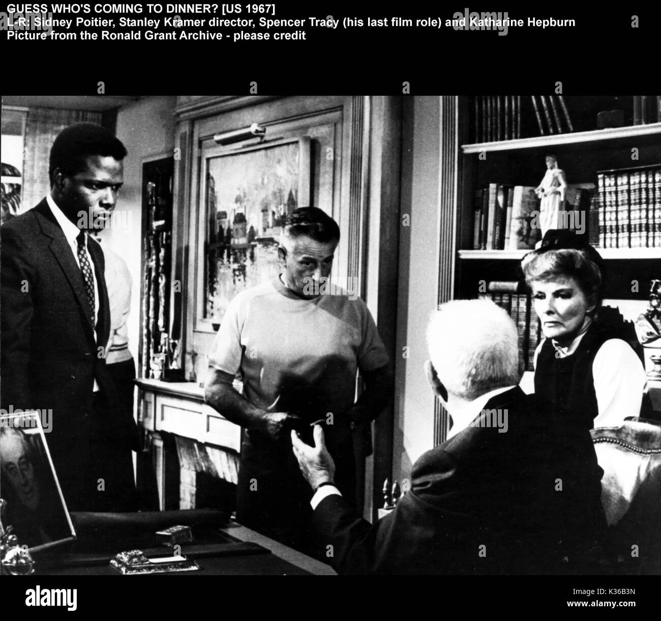 Devine QUI VIENT DÎNER ? L-R, Sidney Poitier, réalisateur STANLEY KRAMER, Spencer Tracy, Katherine Hepburn Banque D'Images