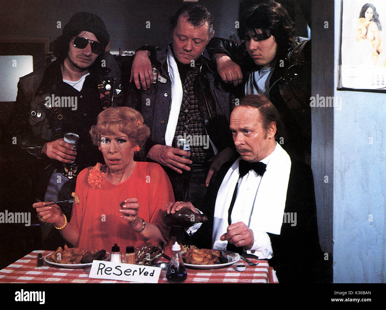 GEORGE ET MILDRED YOOTHA JOYCE ET BRIAN MURPHY COMME GEORGE ET MILDRED ROPER CENTER RETOUR, DUDLEY SUTTON BIKER CUILLÈRE GRAISSEUSE EMBARRASMENT BOURGEOIS Date : 1980 Banque D'Images