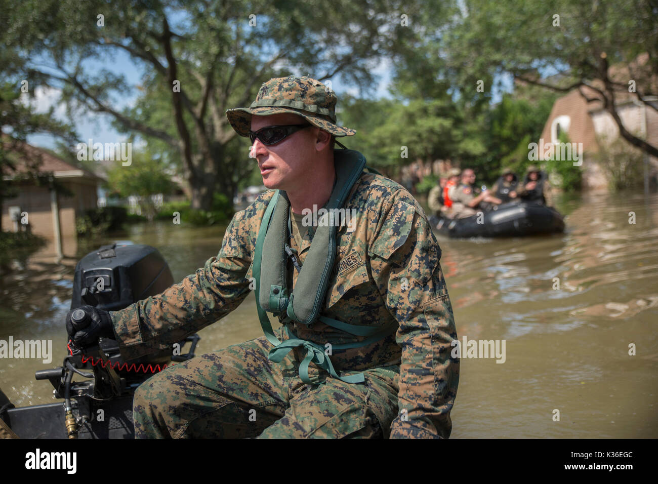 Houston, États-Unis. Août 31, 2017. Le sergent Marine américaine. Navigue dans un Manteaux Brad complexe inondées à la recherche de résidents bloqués suite à l'ouragan Harvey le 31 août 2017 à Houston, Texas. Credit : Planetpix/Alamy Live News Banque D'Images