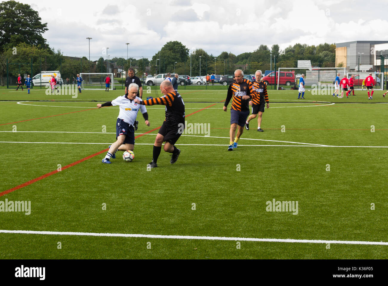 Heywood, Greater Manchester, UK. Du 1er septembre 2017. Aujourd'hui vu le lancement de la deuxième saison pour le Grand Manchester les plus de 60 ans la ligue de football de marche à Heywood Sports Village. David Mort, jouant pour Bolton Wanderers, montre un écart considérable contre son adversaire Dynamos Roach. Marcher le football est une des régions qui croît le plus de football organisé au Royaume-Uni, visant à accroître la santé et la forme physique par l'activité physique dans les plus de 50 ans, encouragé par les clubs de football, les professionnels de la santé et de la Football Association. Crédit : Joseph Clemson/Alamy Live News Banque D'Images