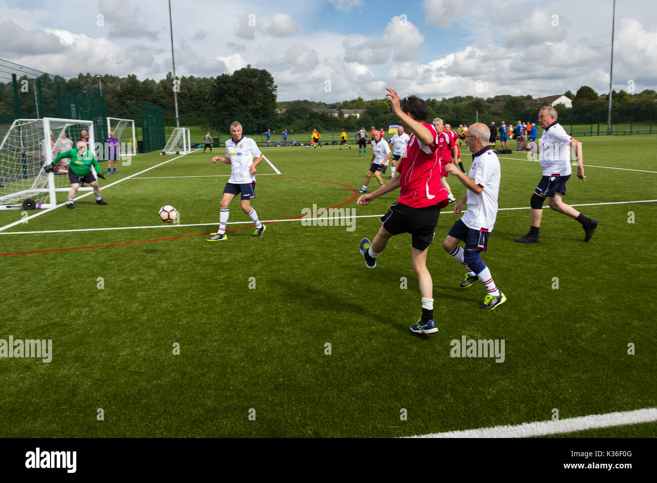 Heywood, Greater Manchester, UK. Du 1er septembre 2017. Aujourd'hui vu le lancement de la deuxième saison pour le Grand Manchester les plus de 60 ans la ligue de football de marche à Heywood Sports Village. Reliques de Bury en rouge battre Bolton Wanderers B 2-1 dans leur match d'ouverture. Marcher le football est une des régions qui croît le plus de football organisé au Royaume-Uni, visant à accroître la santé et la forme physique par l'activité physique dans les plus de 50 ans, encouragé par les clubs de football, les professionnels de la santé et de la Football Association. Crédit : Joseph Clemson/Alamy Live News Banque D'Images