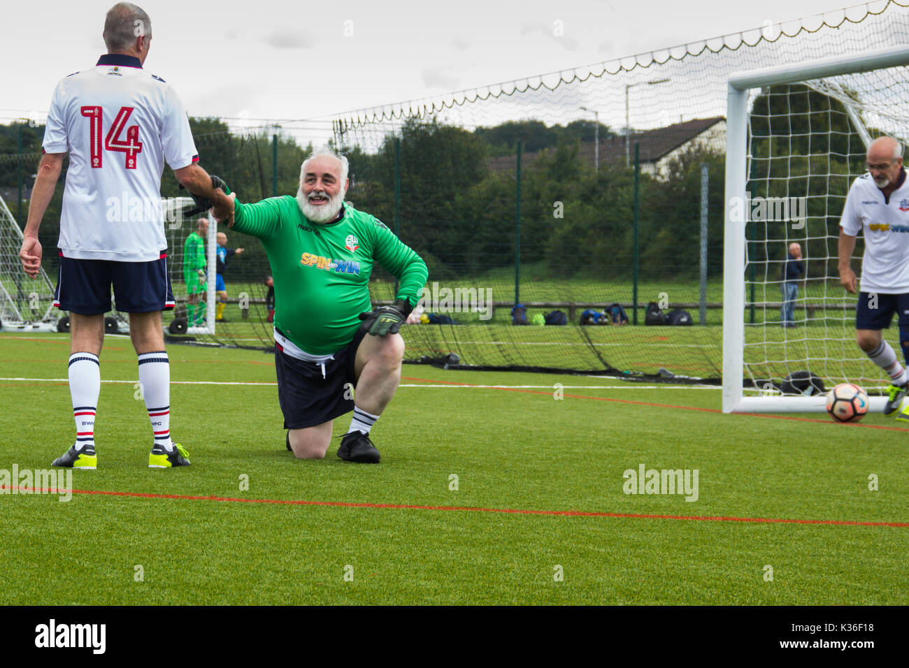 Heywood, Greater Manchester, UK. 1er septembre 2017. Aujourd'hui vu le lancement de la deuxième saison pour le Grand Manchester les plus de 60 ans la ligue de football de marche à Heywood Sports Center. Le gardien de Bolton Wanderers B reçoit un coup de main à ses pieds comme le défenseur des poissons quatrième but inscrit par Wakefield Wanderers sort de l'arrière du filet. Marcher le football est une des régions qui croît le plus de football organisé au Royaume-Uni, visant à accroître la santé et la forme physique par l'activité physique dans les plus de 50 ans, encouragé par des clubs de football, les professionnels de la santé et de l'Association. Banque D'Images