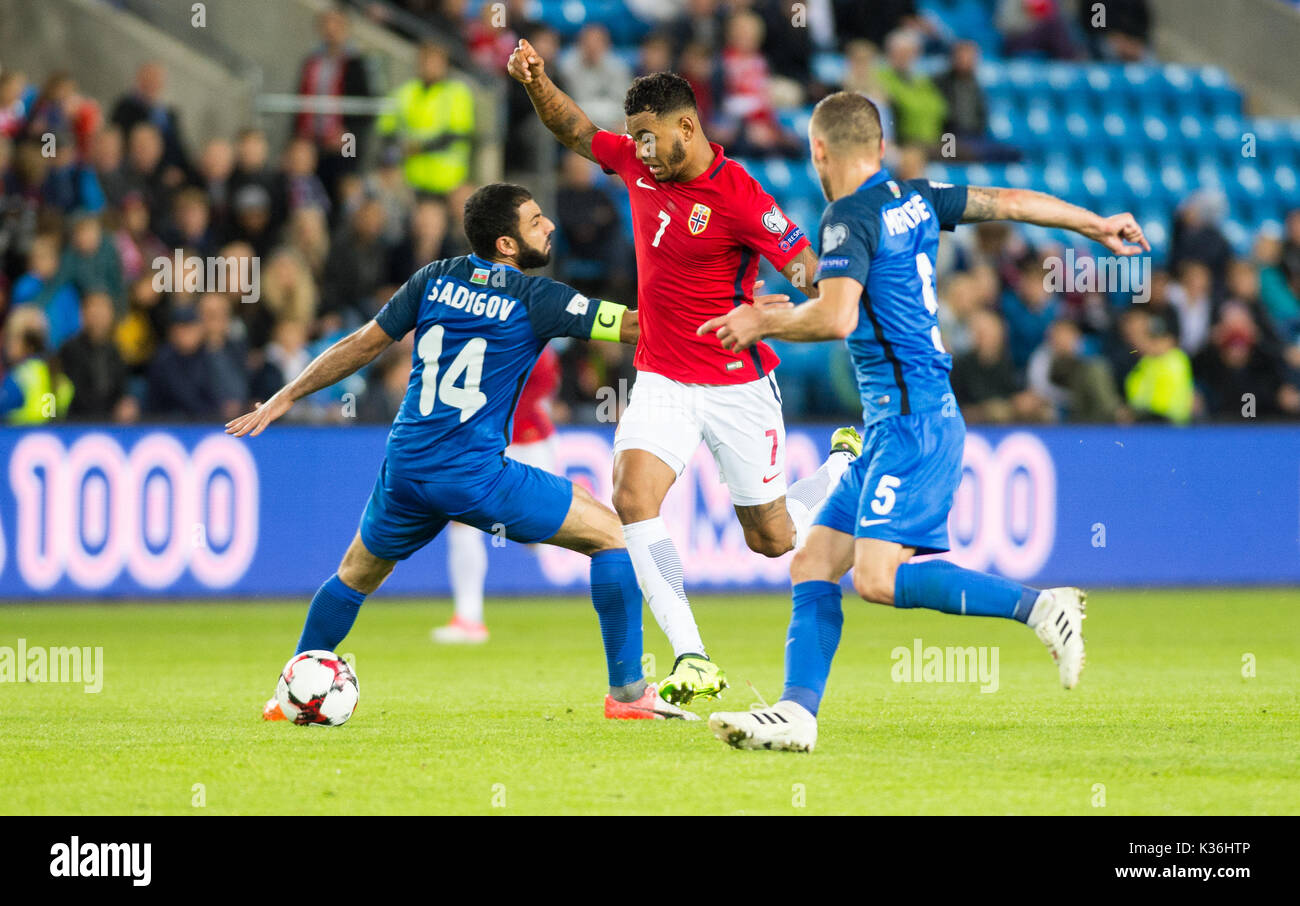 Oslo, Norvège. 06Th Sep 2017. Norvège, Oslo - 1 septembre 2017. Joshua King (7) de la Norvège dribbles Rashad Sadygov Farhad (14) vu au cours de la qualification de la Coupe du Monde entre la Norvège et l'Azerbaïdjan à l'Ullevaal Stadion d'Oslo. Gonzales : Crédit Photo/Alamy Live News Banque D'Images