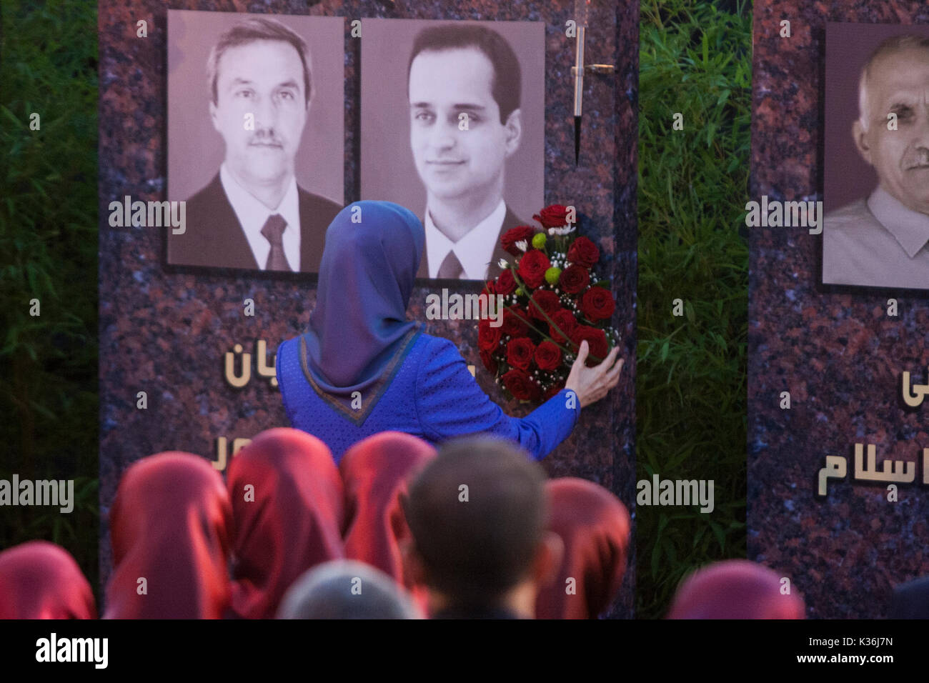 Tirana, Albanie. 06Th Sep 2017. Maryam Rajavi‏, Albanie, Tirana 01/09/2017 - Iran dissidents rendent hommage à des victimes de massacre dans le camp d'Achraf, en Irak, où les membres des Moudjahidine du peuple d'Iran (OMPI/MEK) résidaient, le 1 septembre 2013, laissant 52 morts et 7 prises en otage. Cette cérémonie a eu lieu à l'un des centres de la MEK en Albanie le vendredi 1er septembre 2017. Maryam Radjavi, Présidente élue du CNRI rejoint MEK résidents, pour rendre hommage à 52 massacrés en Irak. Credit : Siavosh Hosseini/Alamy Live News Banque D'Images