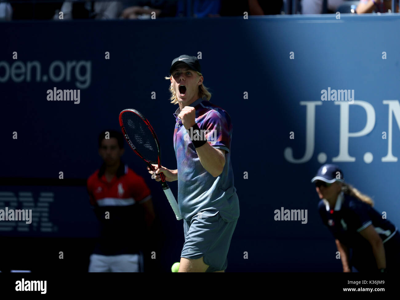 New York, USA. Du 1er septembre 2017. Denis Shapovalov du Canada célèbre masculin au cours de la troisième ronde match contre Kyle Edmund de la Grande-Bretagne à l'US Open 2017 à New York, États-Unis, 1 septembre 2017. Kyle Edmund a pris sa retraite dans le quatrième set, à cause d'une blessure. Credit : Wang Ying/Xinhua/Alamy Live News Banque D'Images