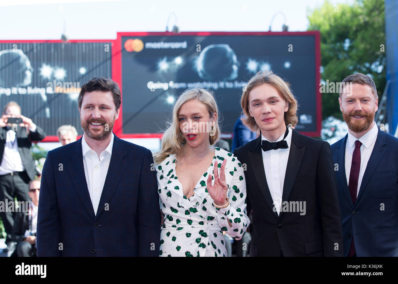 Venise, Italie. Du 1er septembre 2017. (L-R) Directeur Andrew Haigh, l'actrice Chloe Sevigny, Charlie Plummer, producteur Tristan Goligher arrivent pour la première du film 'Lean on Pete' à la 74e Festival du Film de Venise à Venise, en Italie, le 1 septembre 2017. Credit : Jin Yu/Xinhua/Alamy Live News Banque D'Images