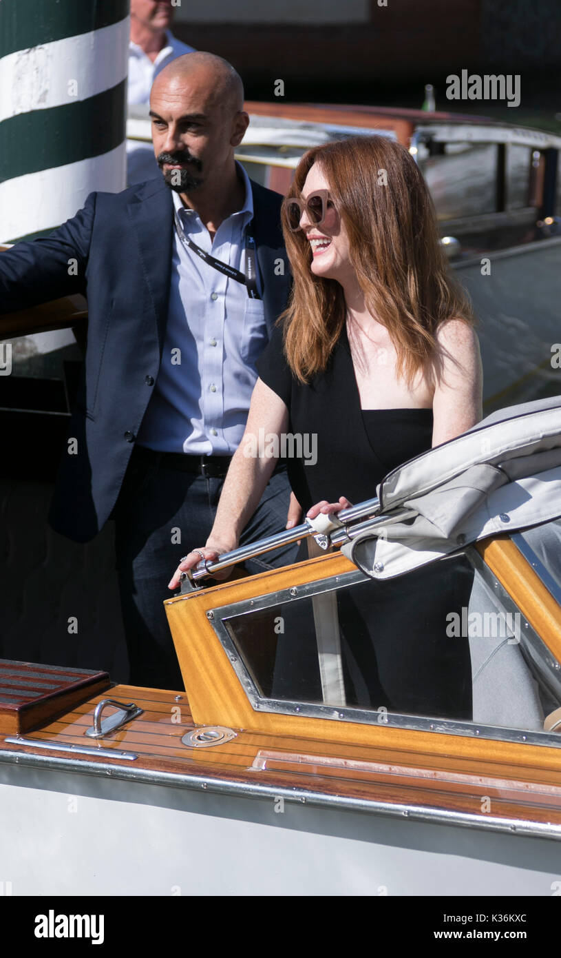 Venise, Italie. 06Th Sep 2017. Julianne Moore s'écarte par bateau pendant le 74e Festival du Film de Venise à l'Hôtel Excelsior à Venise (Italie), le 01 septembre 2017. - Pas de service de fil - Photo : Hubert Boesl Banque D'Images