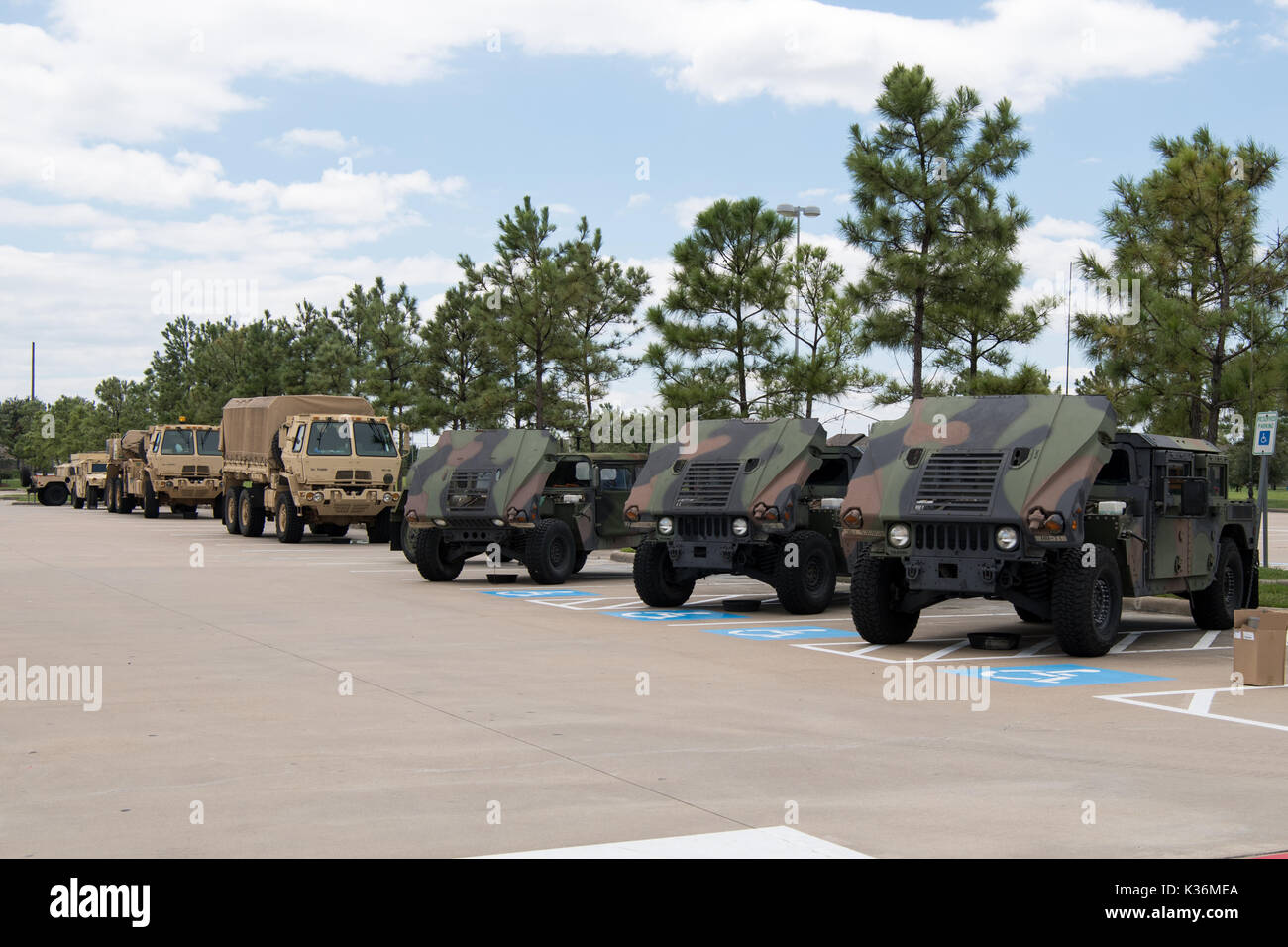 Houston, Texas, US. Août 30, 2017. HOUSTON, 30 août 2017 La Garde nationale de Houston à Lone Star Community College, à Cypress, Texas, États-Unis, le 30 août 2017. Ouragan de catégorie 4 Harvey a frappé vendredi soir dernier sur la côte du Texas, plus tard réduit à une tempête tropicale. La pluie torrentielle a été de déverser dans la région ainsi qu'une plus grande de Houston, ce qui se traduit par de fortes inondations et des dommages-intérêts. Crédit : Maria Lysaker/ZUMA/Alamy Fil Live News Banque D'Images