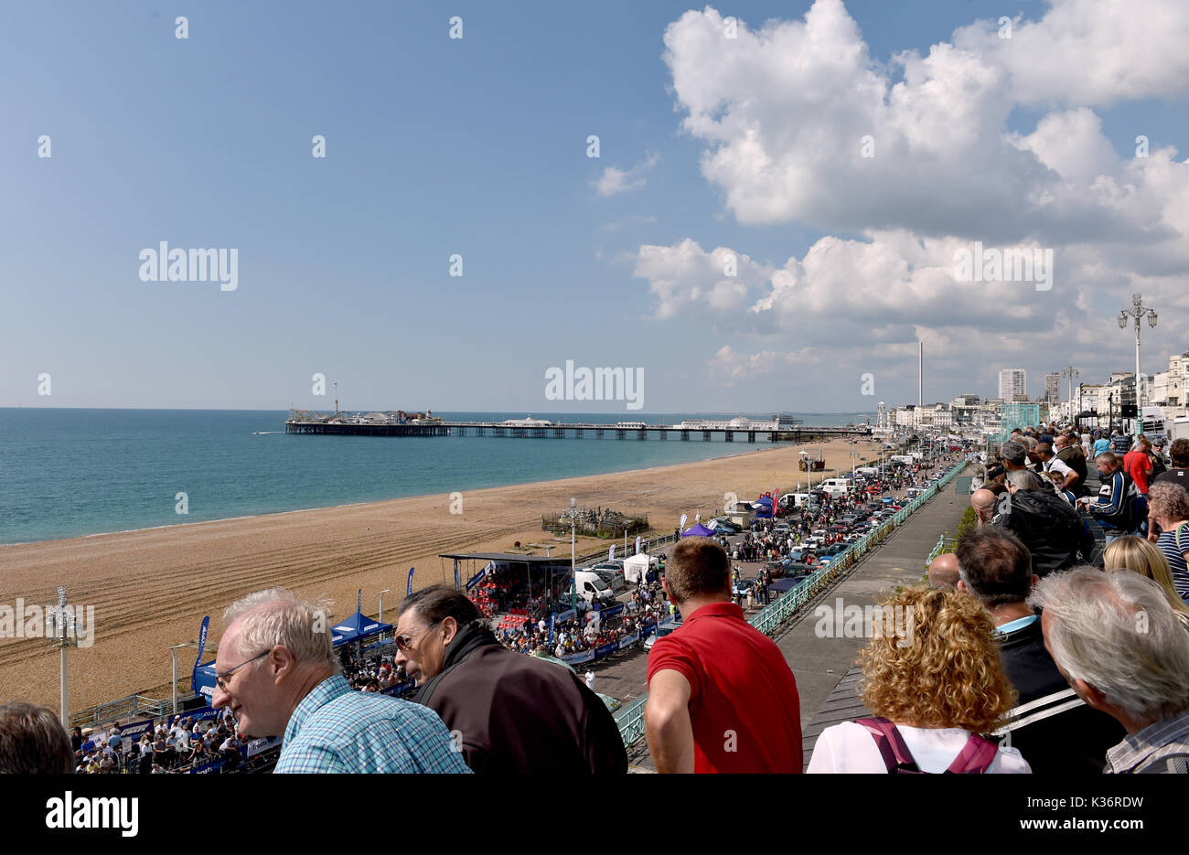 Brighton, UK. 2Nd Sep 2017. Des foules de passionnés de course automobile du Brighton Essais de vitesse qui a eu lieu sur le front . Plus de deux cents voitures et motos jusqu'à prendre une course chronométrée sur Madère dur d'atteindre des vitesses élevées Crédit : Simon Dack/Alamy Live News Banque D'Images