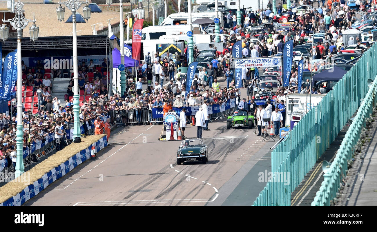 Brighton, UK. 2Nd Sep 2017. Le Brighton Essais de vitesse observé par les grandes foules d'amateurs de course automobile qui a eu lieu le long de Madère en voiture sur le front de mer dans des conditions de beau temps aujourd'hui . Plus de deux cents voitures et motos jusqu'à prendre une course chronométrée sur Madère dur d'atteindre des vitesses élevées Crédit : Simon Dack/Alamy Live News Banque D'Images