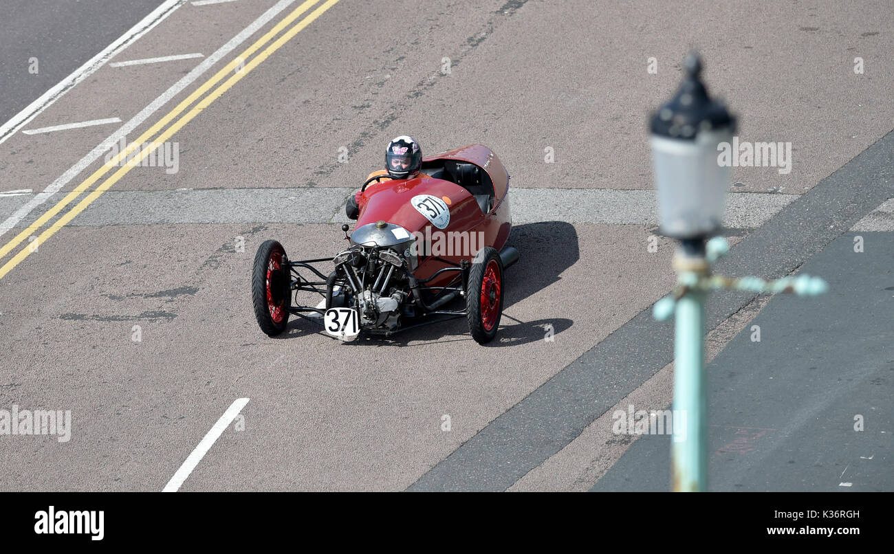 Brighton, UK. 2Nd Sep 2017. Le Brighton Essais de vitesse observé par les grandes foules d'amateurs de course automobile qui a eu lieu le long de Madère en voiture sur le front de mer dans des conditions de beau temps aujourd'hui . Plus de deux cents voitures et motos jusqu'à prendre une course chronométrée sur Madère dur d'atteindre des vitesses élevées Crédit : Simon Dack/Alamy Live News Banque D'Images