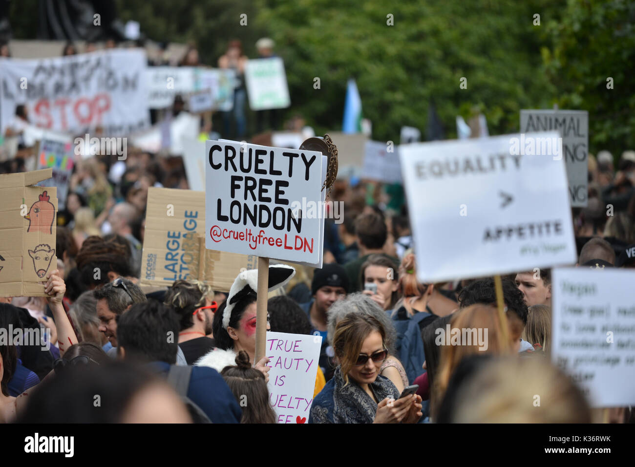 Hyde Park Corner, London, UK. 2Nd Sep 2017. Mars vegan. Les végétaliens et les manifestants pour les droits des animaux dans le centre de Londres. Crédit : Matthieu Chattle/Alamy Live News Banque D'Images