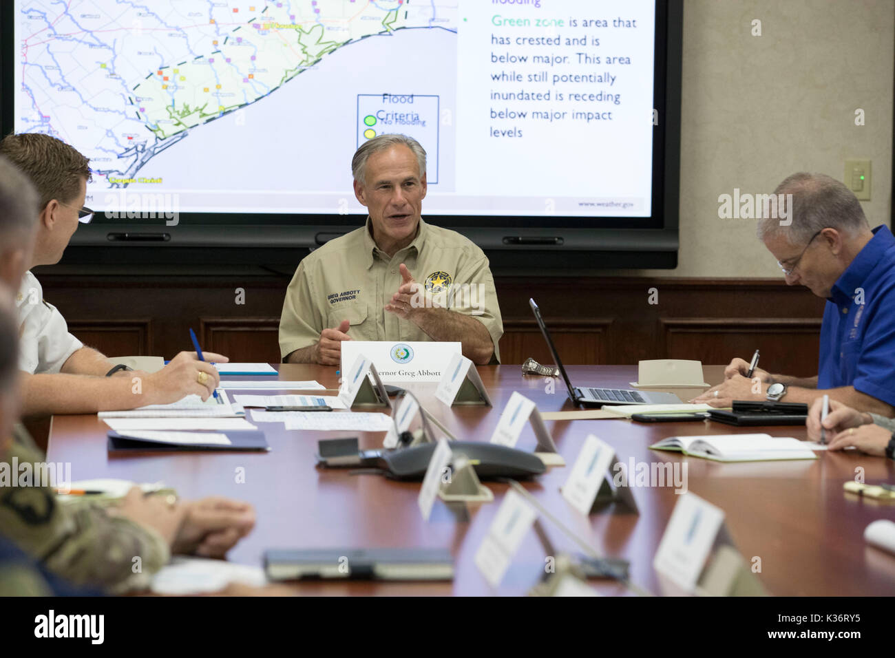 Austin, Texas USA sept. 1, 2017 : texas gov. Greg Abbott et les fonctionnaires continuent d'urgence suite à des dommages à l'ouragan Harvey Ministère de la sécurité publique Centre des opérations d'urgence (COU). Credit : bob daemmrich/Alamy live news Banque D'Images