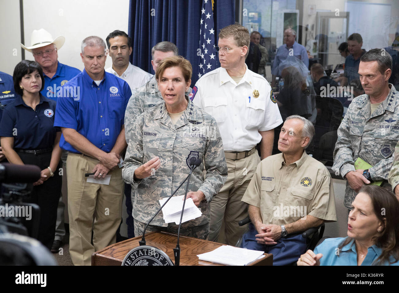 Austin, Texas USA sept. 1, 2017 : air force gen. Lori Robinson parle comme texas gov. Greg Abbott et les fonctionnaires continuent d'urgence suite à des dommages à l'ouragan Harvey Ministère de la sécurité publique Centre des opérations d'urgence (COU). Credit : bob daemmrich/Alamy live news Banque D'Images