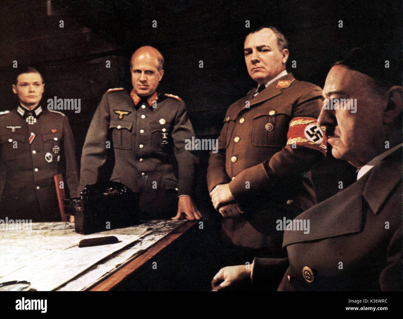 HITLER : LES 10 DERNIERS JOURS L-R, SIMON WARD, PHILIP STONE, MARK KINGSTON, Alec Guinness comme Hitler Banque D'Images