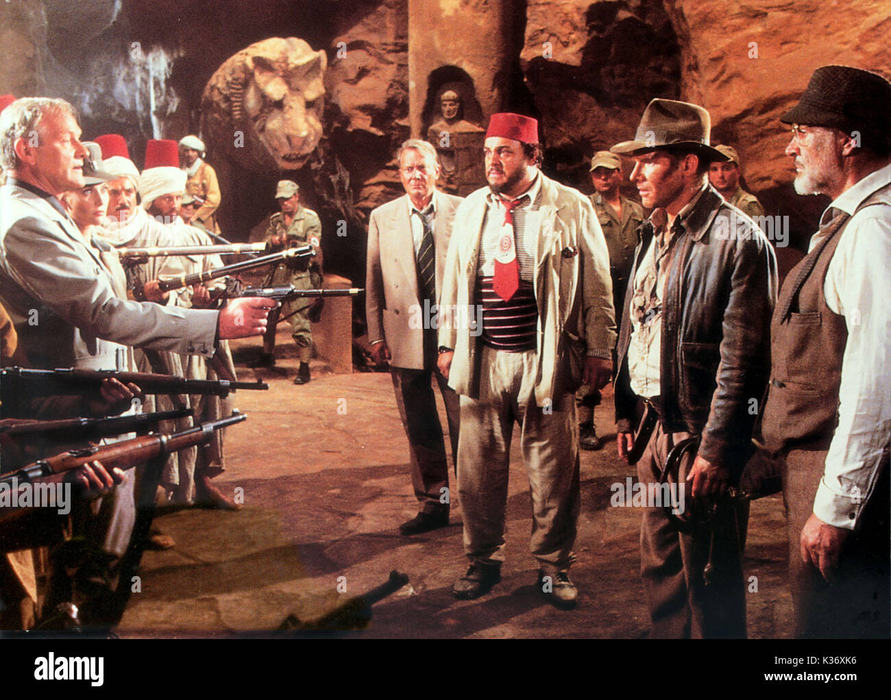 INDIANA JONES ET LA DERNIÈRE CROISADE CENTRE À DROITE, DENHOLM ELLIOTT, John RHYS-DAVIES, HARRISON FORD, SEAN CONNERY Date : 1989 Banque D'Images