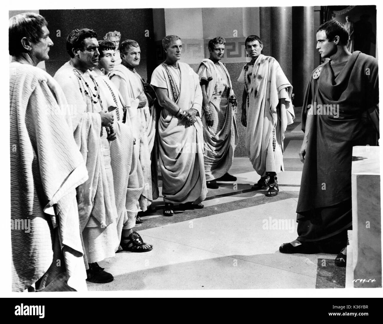 Jules César [US] 1953 [l-r] non identifié, EDMOND O'BRIEN [Casca], non identifié, TOM POUVOIRS [Metellus Cimber], JOHN HOYT [Decius Brutus], John Gielgud [Cassius], JAMES MASON [Brutus] et Marlon Brando [Marc Antony] Banque D'Images