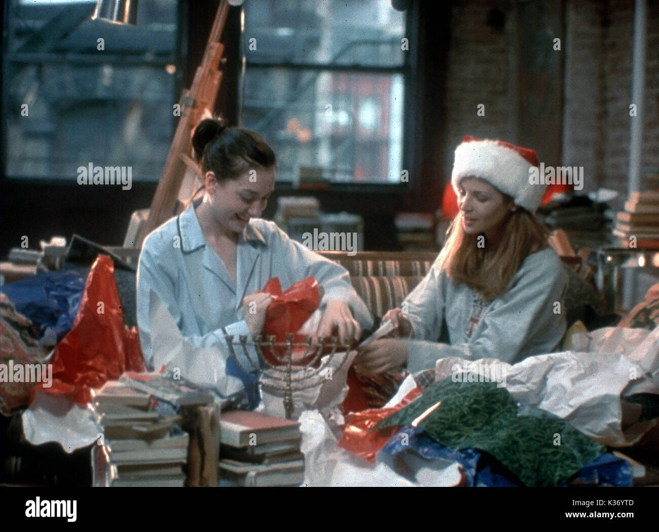 KISSING JESSICA STEIN HEATHER JUERGENSEN ET JENNIFER WESTFELDT NOËL/HANNUKAH UN EDEN FILM WURMFELD Date : 2001 Banque D'Images