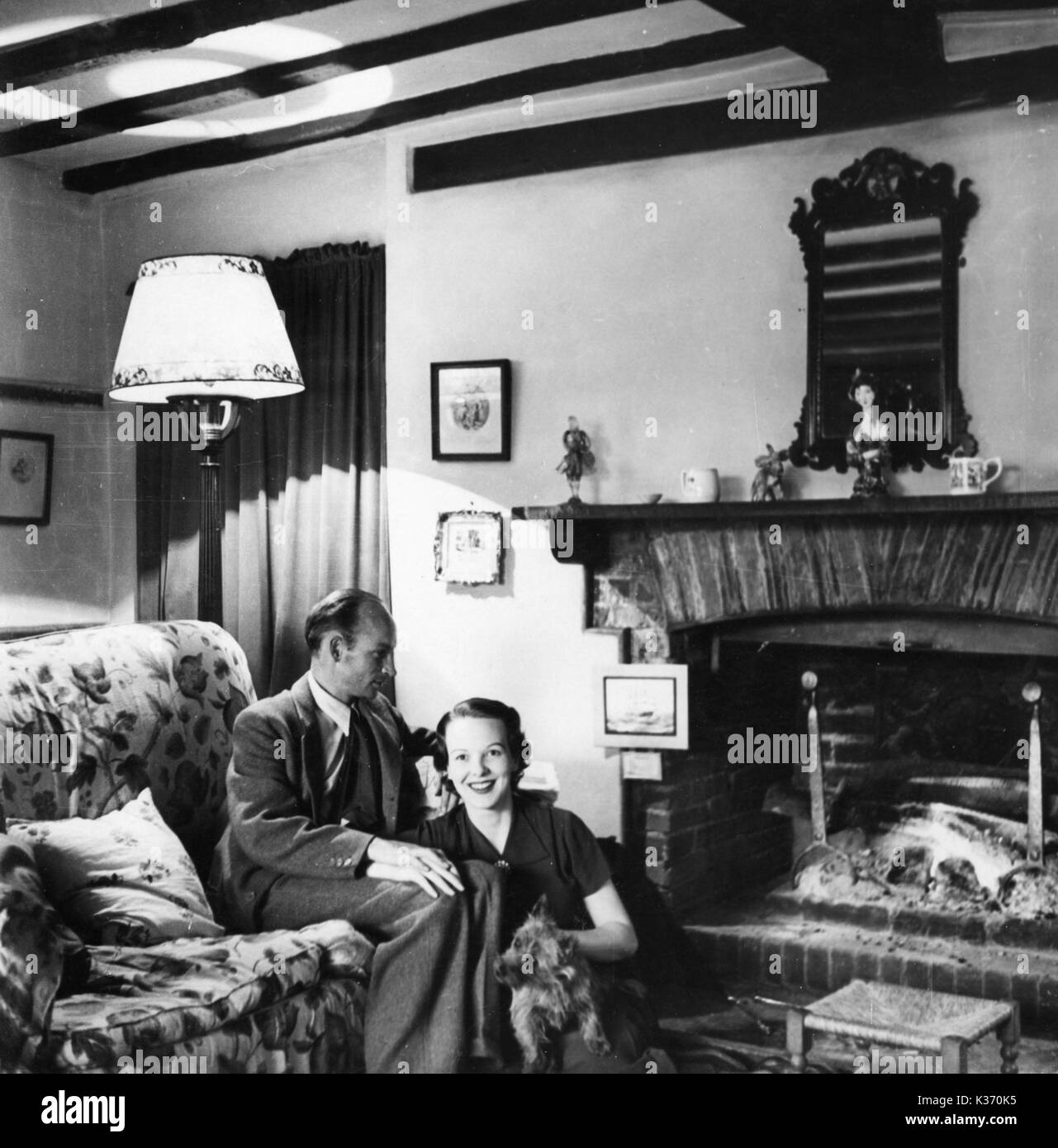 ANNA LEE AVEC SON MARI ROBERT STEVENSON RÉALISATEUR DANS LEUR MAISON DE FERME PRIEURS MATTINGLEY, HANTS EN 1937 Banque D'Images