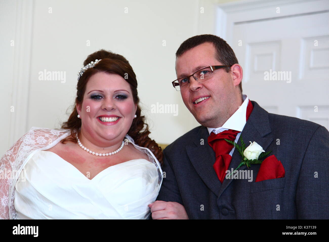 Un couple de célébrer le jour de leur mariage, photos de mariage de sites du Royaume-Uni. Banque D'Images