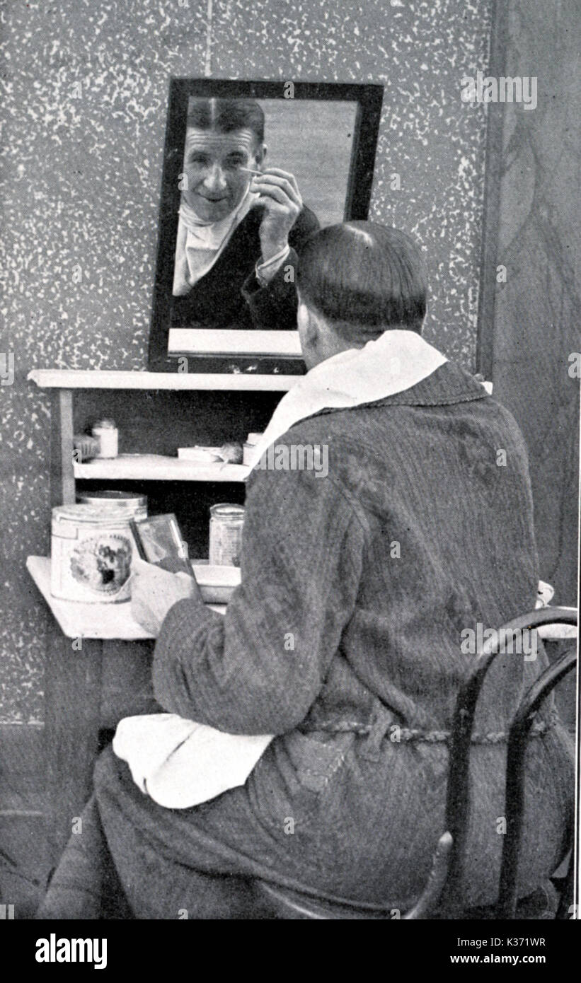 WORLD HEAVYWEIGHT CHAMPION DE BOXE JAMES J CORBETT Préparer SON MAKE-UP AVANT LE TOURNAGE À L'Universal Studios. PRODUCTIONS LES PLUS PROBABLES SONT LE PRINCE D'AVENUE A RÉALISÉ PAR JOHN FORD OU L'HOMME DE MINUIT RÉALISÉ PAR JAMES W HORNE MPP/332BK World Heavyweight Champion de boxe JAMES J CORBETT Préparer SON MAKE-UP AVANT LE TOURNAGE À L'Universal Studios. PRODUCTIONS LES PLUS PROBABLES SONT LE PRINCE DE L'AVENUE A (1920) RÉALISÉ PAR JOHN FORD OU L'HOMME DE MINUIT (US 1919) RÉALISÉ PAR JAMES W HORNE MPP/332BK Date : 1920 Banque D'Images