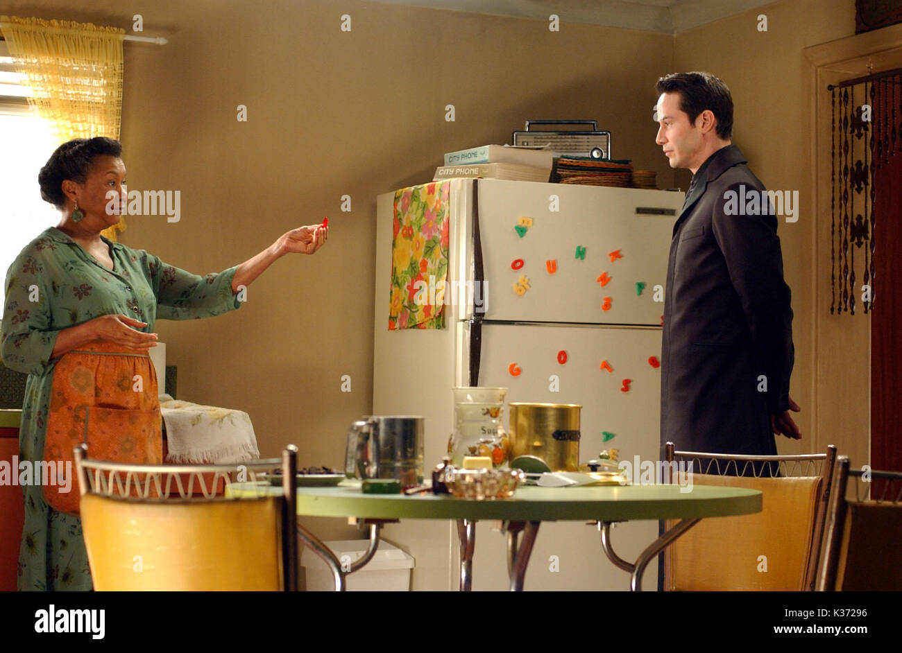 RÉVOLUTIONS MATRICIELLES MARY ALICE ET KEANU REEVES LETTRES DE L'ALPHABET SUR FRIGO A WARNER BROS VILLAGE PRODUCTION DE ROADSHOW RÉVOLUTIONS MATRICIELLES MARY ALICE ET KEANU REEVES LETTRES DE L'ALPHABET SUR FRIGO A WARNER BROS VILLAGE PRODUCTION DE ROADSHOW date : 2003 Banque D'Images