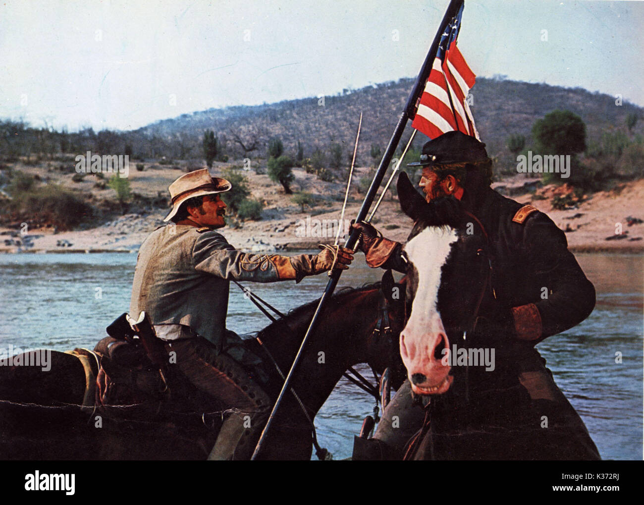 Grand DUNDEE Charlton Heston ET RICHARD HARRIS A Colombie-britannique PHOTO Date : 1965 Banque D'Images