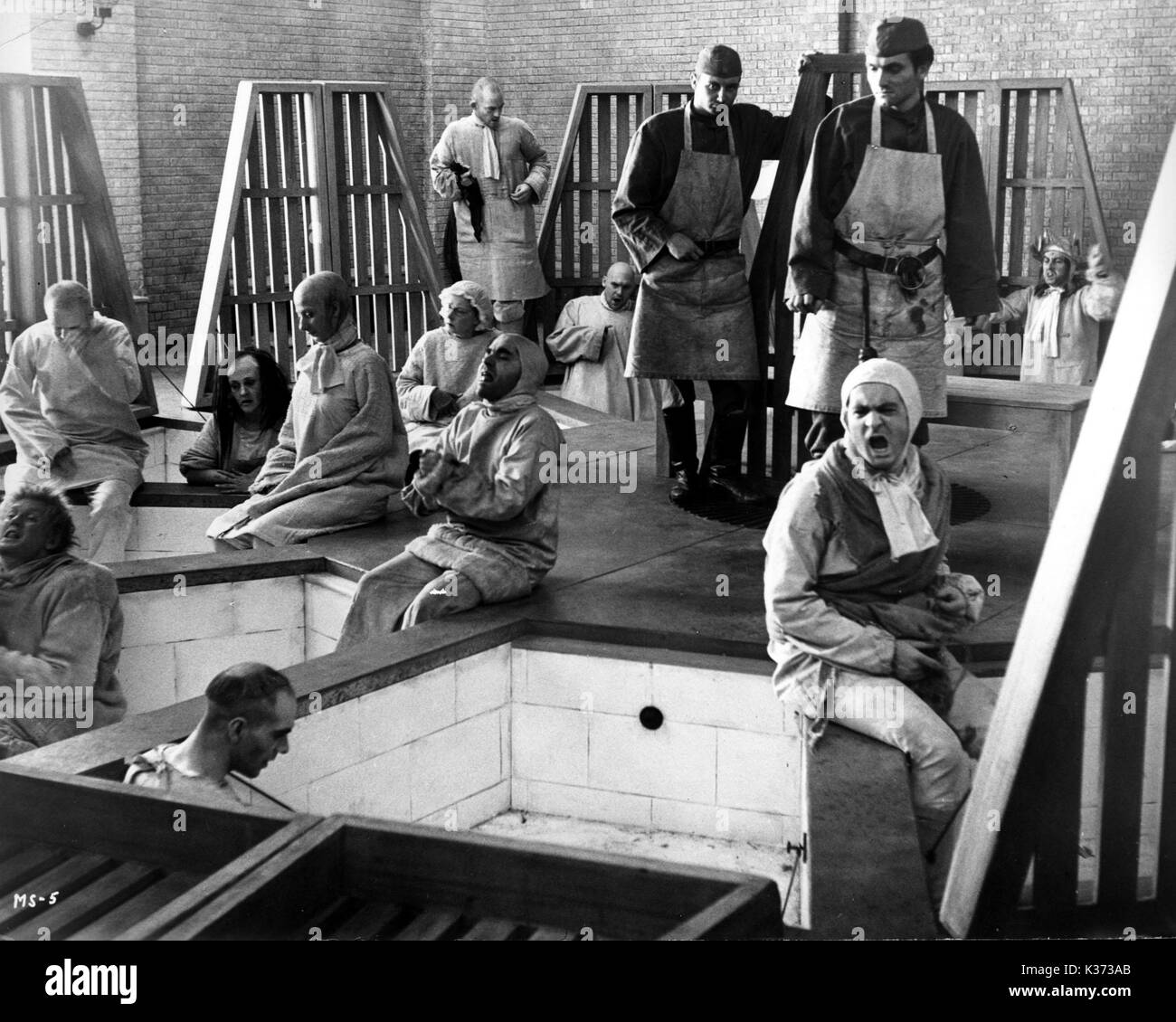 La persécution et l'assassinat de Jean-Paul Marat tel qu'effectué par les détenus de l'asile de Charenton sous la direction du Marquis de Sade, Le Banque D'Images