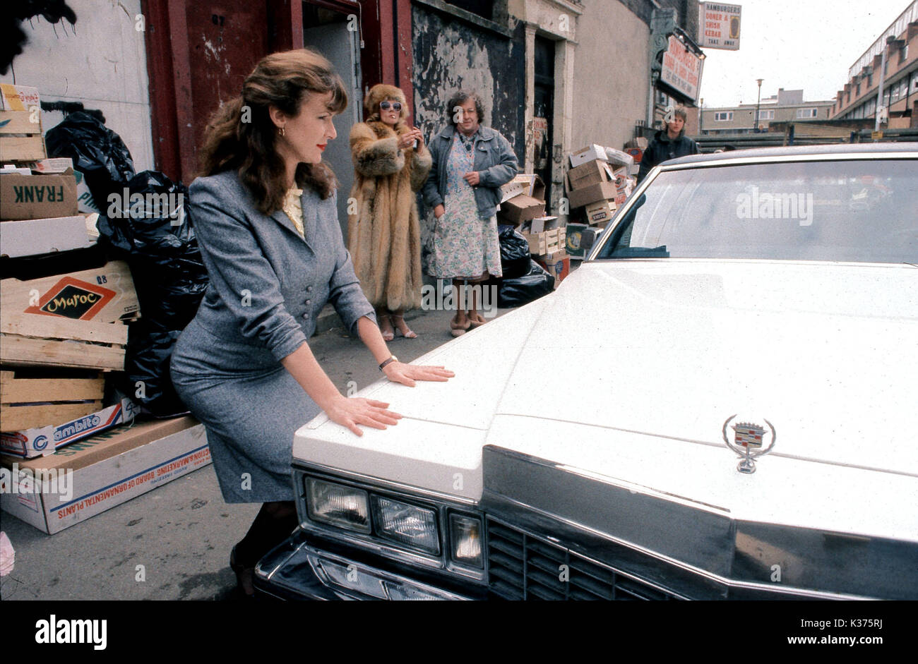 SERVICES PERSONNELS JULIE WALTERS MOTORCAR : CADILLAC Date : 1987 Banque D'Images