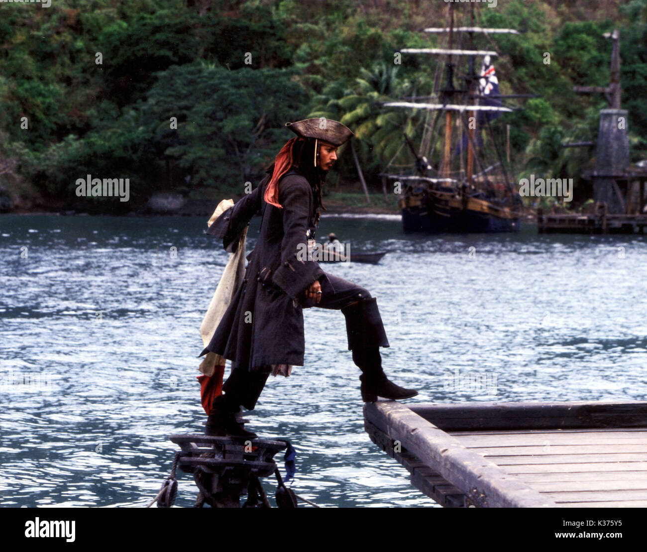 PIRATES DES CARAÏBES : LA MALÉDICTION DU BLACK PEARL Johnny Depp Date : 2003 Banque D'Images