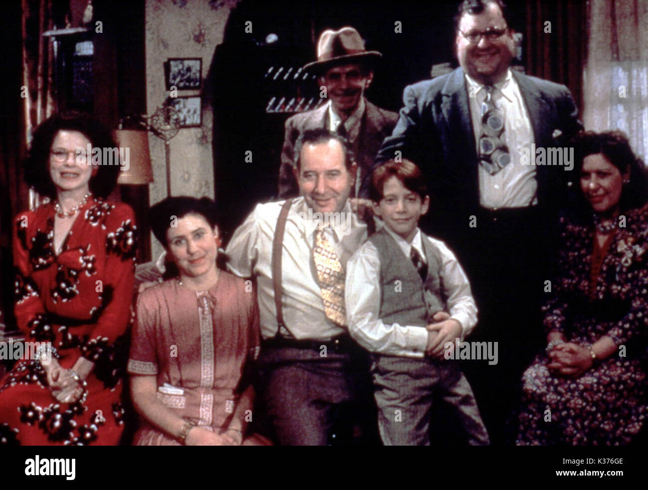 RADIO DAYS L-R Dianne Wiest, ?, Michael Tucker, William Magerman, Seth Green, Josh Mostel et Julie Kavner Banque D'Images