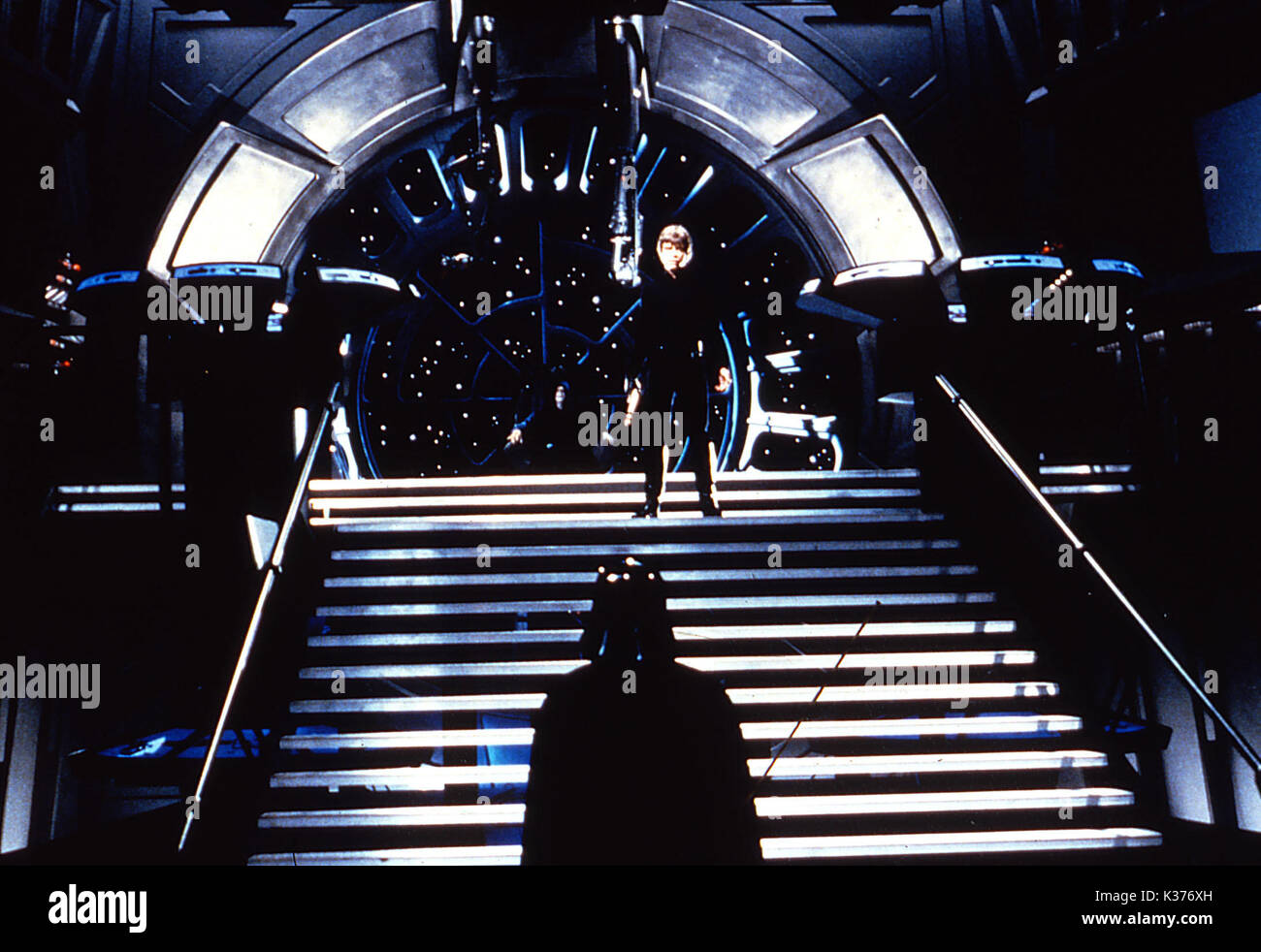 Le RETOUR DU JEDI : MARK HAMILL LUCASFILMS haut comme Luke Skywalker avec Dark Vador ci-dessous Date : 1983 Banque D'Images