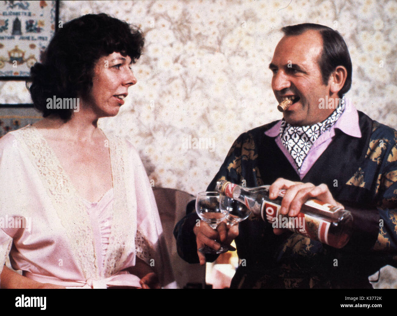 Humidité en hausse - LE FILM FRANCES DE LA TOUR ET LEONARD ROSSITER CINZANO ANNONCE PARODIE UN CTI Date de sortie : 1980 Banque D'Images