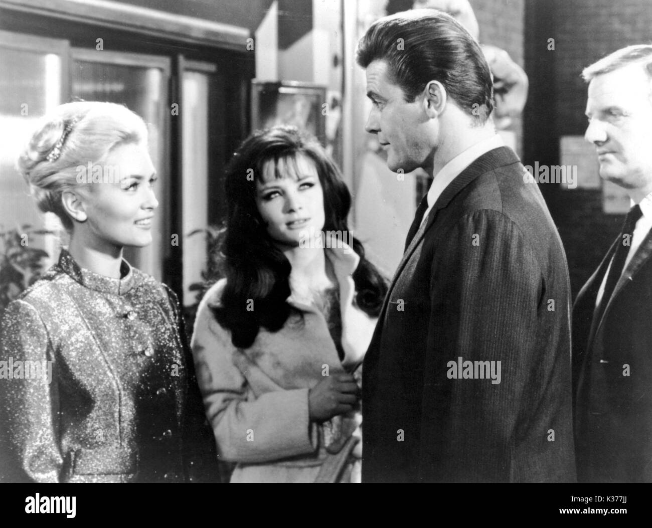 THE SAINT [TV] (1962-1969) The Counterfeit Countess (épisode # 5,20) 3 mars 1967 ALEXANDRA BASTEDO, KATE O'MARA, ROGER MOORE DANS LE RÔLE DE SIMON TEMPLIER Banque D'Images