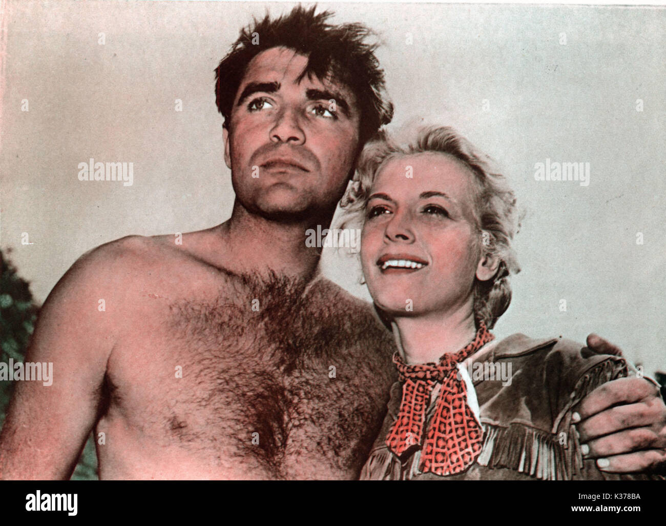 STEVE COCHRAN SHARK RIVER ET CAROLE MATTHEWS TORSE VELU UN UNITED ARTISTS FILM Date : 1953 Banque D'Images