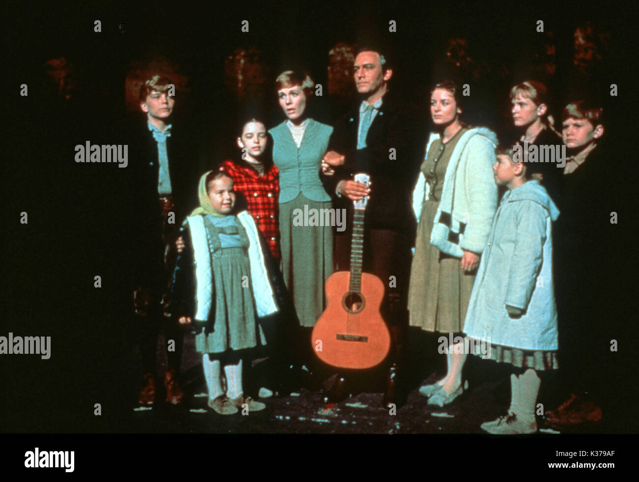 Le SON DE LA MUSIQUE C20TH FOX L-R avant-plan : NICHOLAS HAMMOND , KYM CARATH (Gretl), ANGELA CARTWRIGHT (Brigitta), Julie Andrews, Christopher PLUMMER, CHARMIAN CARR (Liesl), Heather Menzies (Louisa), DEBBIE TURNER (MARTA), Duane CHASE (Kurt) Banque D'Images
