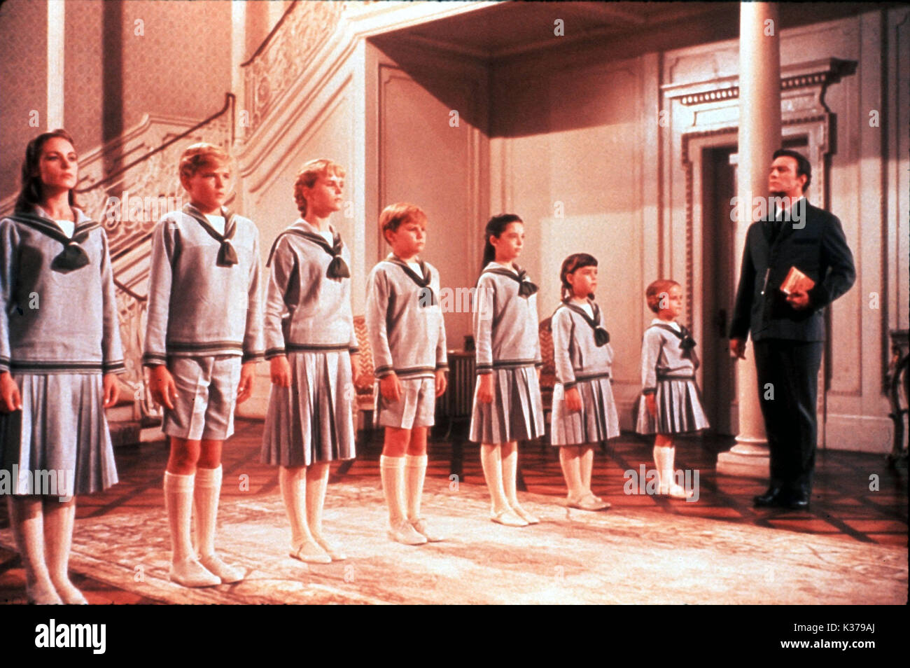Le SON DE LA MUSIQUE C20TH FOX L-R : avant-plan CHARMIAN CARR , NICHOLAS HAMMOND (Friedrich), Heather Menzies (Louisa), Duane CHASE (Kurt), ANGELA CARTWRIGHT (Brigitta), DEBBIE TURNER (MARTA), KYM CARATH (Gretl), Christopher PLUMMER Banque D'Images