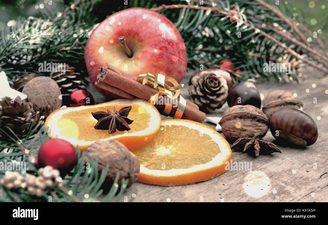 Fruits et épices dans la maison de décoration sur planche en bois Banque D'Images
