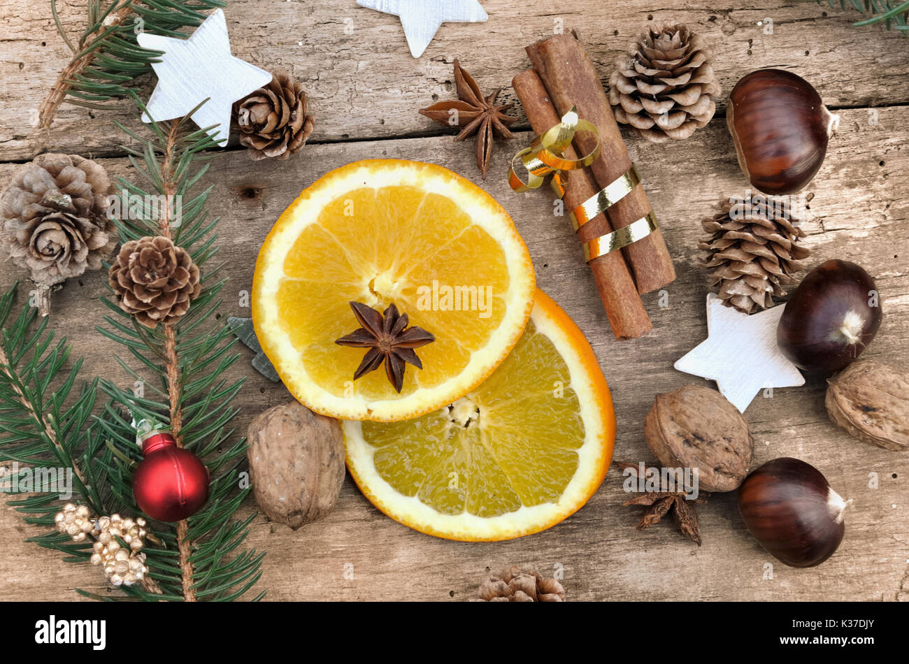 Fruits et épices dans la maison de décoration sur planche en bois Banque D'Images