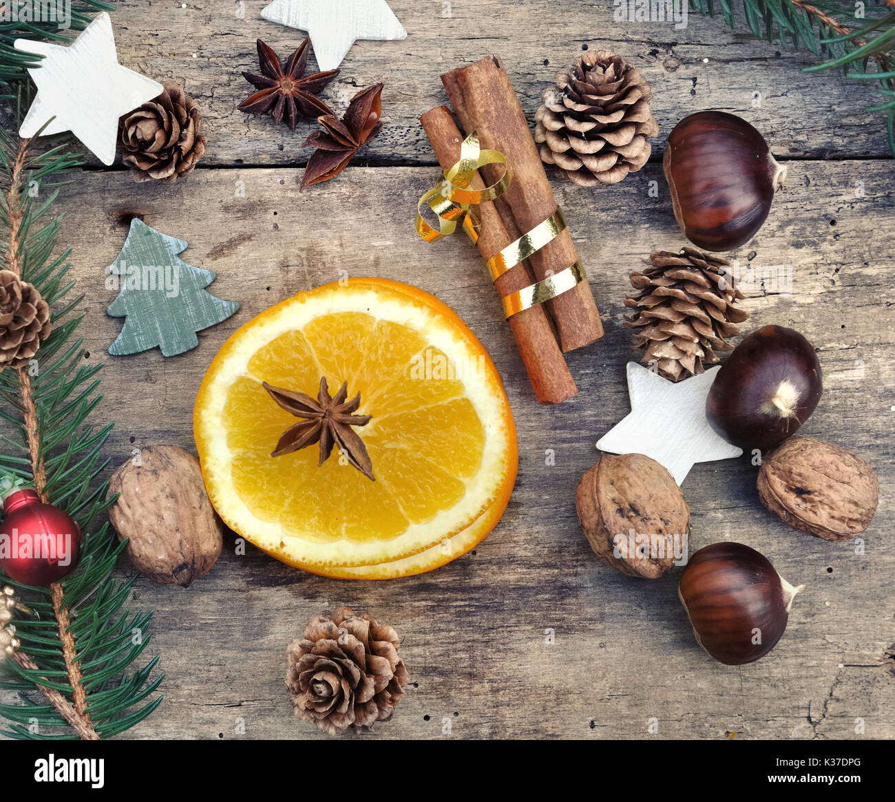 Fruits et épices dans la maison de décoration sur planche en bois Banque D'Images