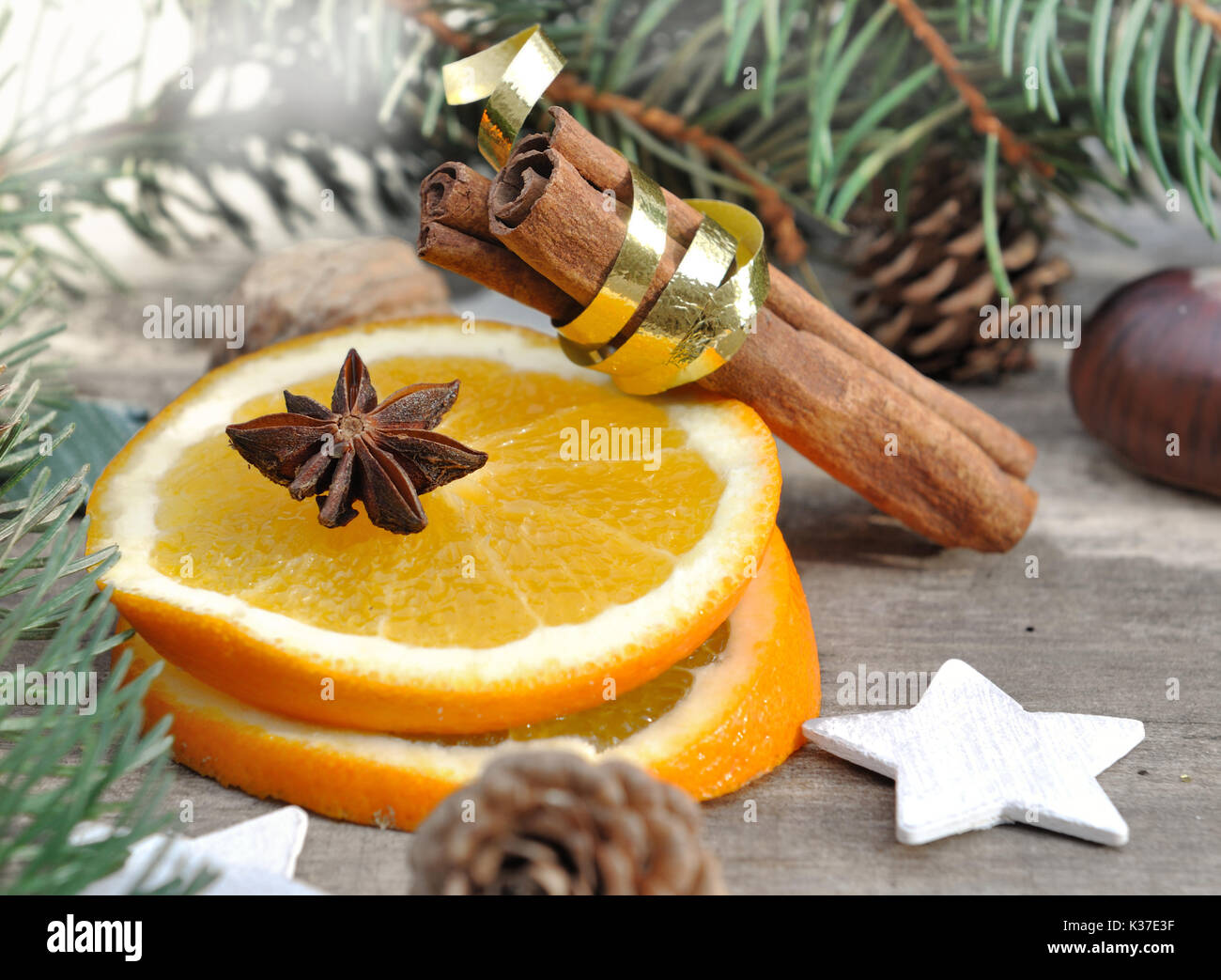 Orange et épices dans maison de décoration sur planche en bois Banque D'Images